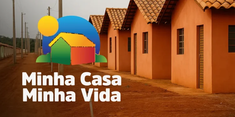 Casas populares com telhado de cerâmica alinhadas em rua de terra vermelha no programa Minha Casa Minha Vida