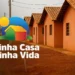 Casas populares em construção com o logo do 'Minha Casa Minha Vida', representando as oportunidades de inscrição para o programa em 2025, com cadastro aberto até 16/11.