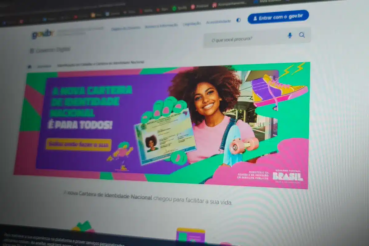 Nova Carteira de Identidade Nacional Digital Jovem sorridente segura uma prancha de skate e mostra a nova Carteira de Identidade Nacional em design moderno