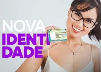 Jovem sorridente segurando a Nova Carteira de Identidade Nacional (CIN), com o texto 'Nova Identidade' em destaque.