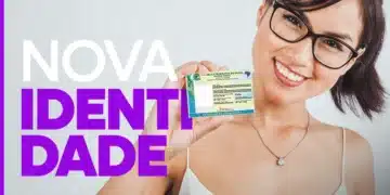 Jovem sorridente com óculos segurando nova carteira de identidade brasileira em fundo claro