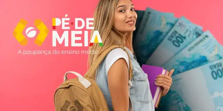 Jovem estudante sorridente com mochila e livros em fundo rosa e cédulas de dinheiro desfocadas