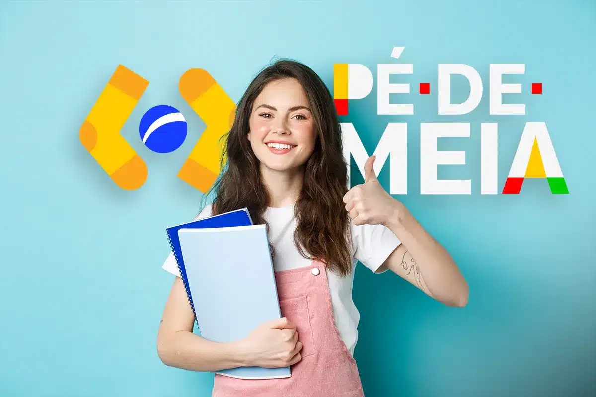 Estudante e logotipo do Programa Pé-de-Meia Estudante sorrindo com cadernos e sinal de positivo ao lado do logotipo do programa Pé-de-Meia.