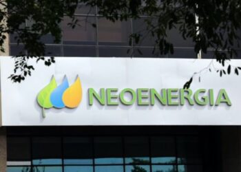 Fachada do edifício da Neoenergia, com o logo da empresa e o nome "NEOENERGIA" em destaque.
