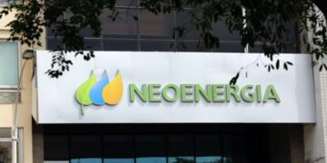 Fachada do edifício da Neoenergia, com o logo da empresa e o nome "NEOENERGIA" em destaque.