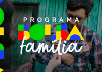Homem segurando uma criança enquanto pessoas ao redor interagem, com o logo do Programa Bolsa Família sobreposto.