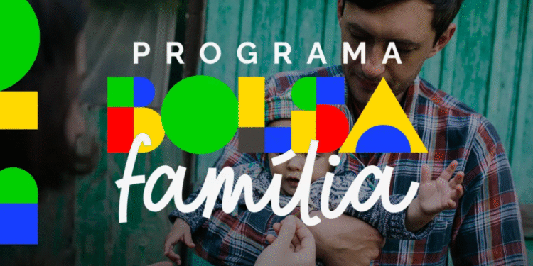 Homem segurando uma criança enquanto pessoas ao redor interagem, com o logo do Programa Bolsa Família sobreposto.