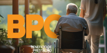 Idoso em cadeira de rodas sendo acompanhado por cuidadora ao ar livre, com o texto BPC em destaque.