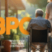 Idoso em cadeira de rodas sendo acompanhado por cuidadora ao ar livre, com o texto BPC em destaque.