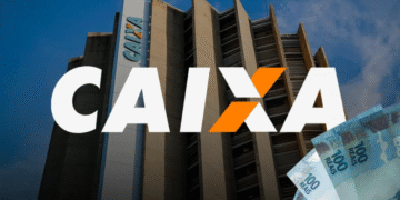 Prédio da Caixa Econômica Federal com cédulas de 100 reais em destaque.