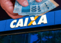 Fachada da Caixa Econômica Federal e pessoa segurando notas de 100 reais.