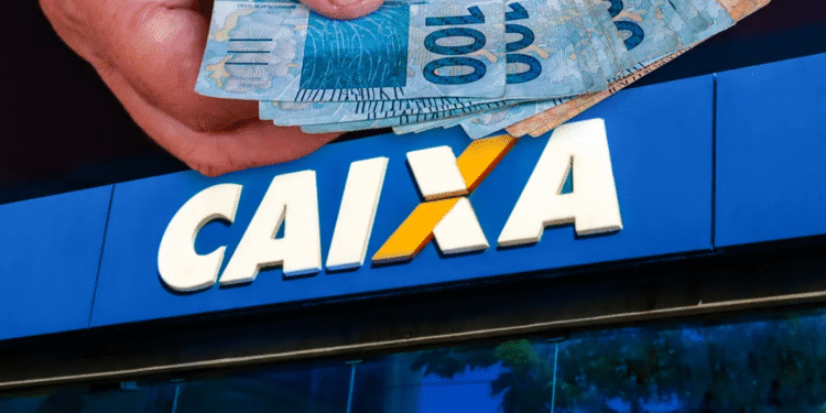 Fachada da Caixa Econômica Federal e pessoa segurando notas de 100 reais.