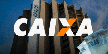 Prédio da Caixa Econômica Federal com logo CAIXA em destaque e notas de cem reais ao lado, ilustrando saque de R$ 6.220 que termina na próxima semana