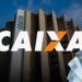 Prédio da Caixa Econômica Federal com logo CAIXA em destaque e notas de cem reais ao lado, ilustrando saque de R$ 6.220 que termina na próxima semana