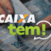 Mãos manuseando notas de 100 reais com o logo do Caixa Tem sobre a imagem.