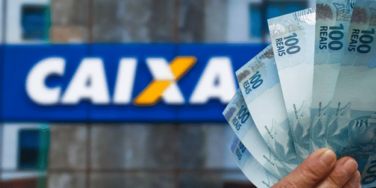 Mão segurando cédulas de 100 reais em frente ao logo da Caixa Econômica Federal.