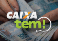 Aplicativo Caixa Tem com dinheiro em notas de 100 reais sendo contado.