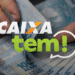 Aplicativo Caixa Tem com dinheiro em notas de 100 reais sendo contado.