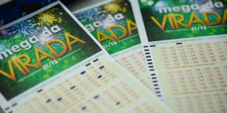Bilhetes da Mega da Virada 2025, com números marcados, ilustrando como apostar na loteria de fim de ano.