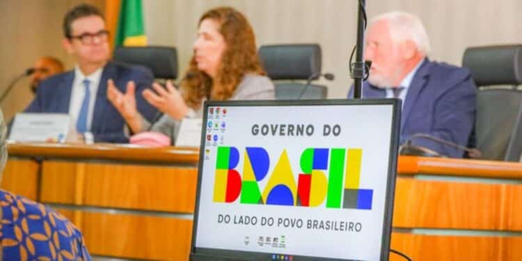 Tela de computador exibindo a logo do Governo do Brasil durante uma reunião, representando as discussões sobre políticas públicas e segurança de benefícios.