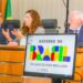 Tela de computador exibindo a logo do Governo do Brasil durante uma reunião, representando as discussões sobre políticas públicas e segurança de benefícios.