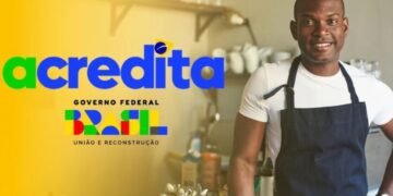 Empreendedor sorridente em seu negócio, ao lado do logo "Acredita Governo Federal Brasil", simbolizando a oportunidade para quem está no Cadastro Único.