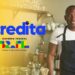 Empreendedor sorridente em seu negócio, ao lado do logo "Acredita Governo Federal Brasil", simbolizando a oportunidade para quem está no Cadastro Único.