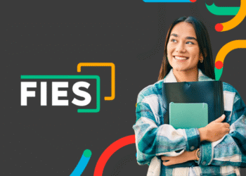 Estudante sorridente segurando livros e pastas, com o logo FIES e elementos gráficos coloridos ao fundo, representando a oportunidade de renegociar dívidas e planejar o futuro.