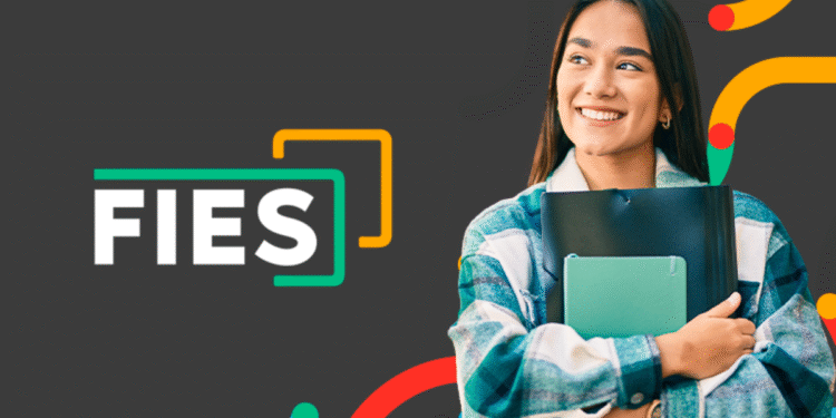 Estudante sorridente segurando livros e pastas, com o logo FIES e elementos gráficos coloridos ao fundo, representando a oportunidade de renegociar dívidas e planejar o futuro.