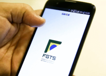 Pessoa acessando o aplicativo do FGTS no celular.