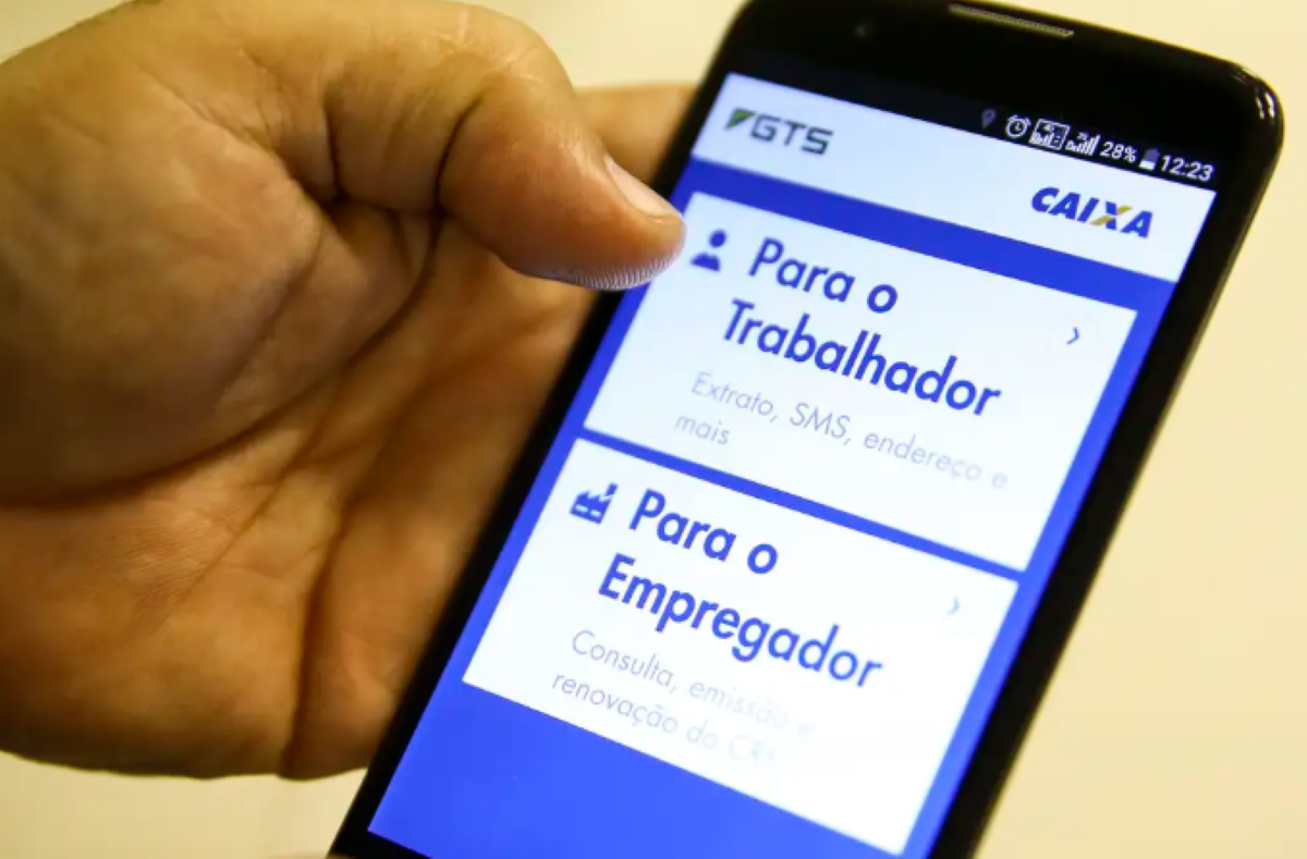 Tela do aplicativo FGTS da Caixa aberta em um smartphone, mostrando opções para Trabalhador e Empregador.