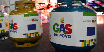 Botijões do programa Gás do Povo exibidos em destaque, com rótulos coloridos e identificação oficial do governo.
