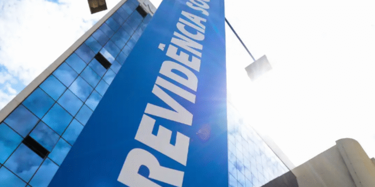 Fachada de prédio do INSS com placa azul escrito “Previdência Social”.