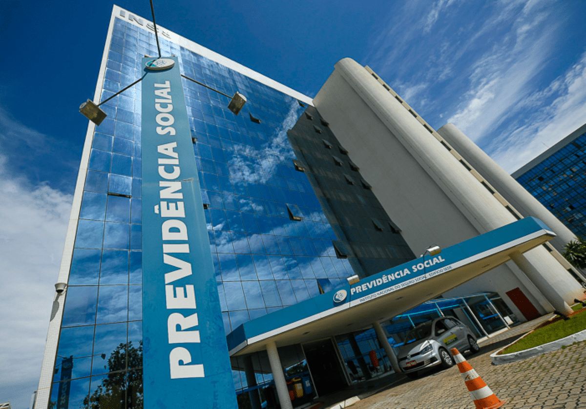 Biometria no INSS. Fachada de um prédio do INSS com identificação da Previdência Social.