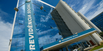 Fachada de um prédio do INSS com letreiros de Previdência Social.