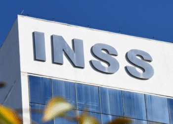 Fachada de prédio do INSS com letreiro em destaque.