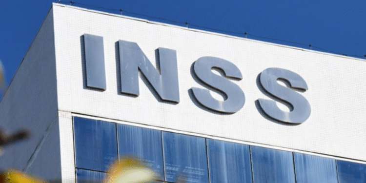 Fachada de prédio do INSS com letreiro em destaque.