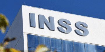 Fachada de um prédio do INSS com o logotipo em destaque.