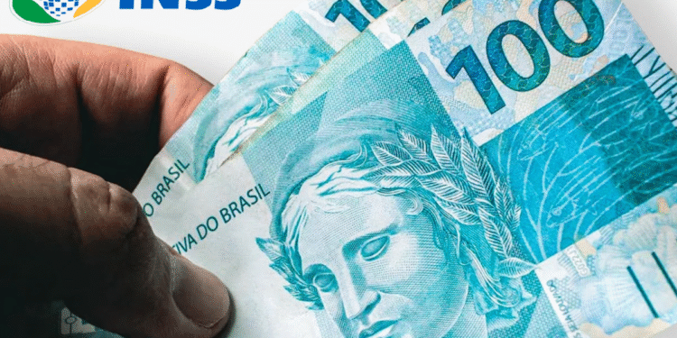 Mão segurando cédulas de 100 reais ao lado do logo do INSS.