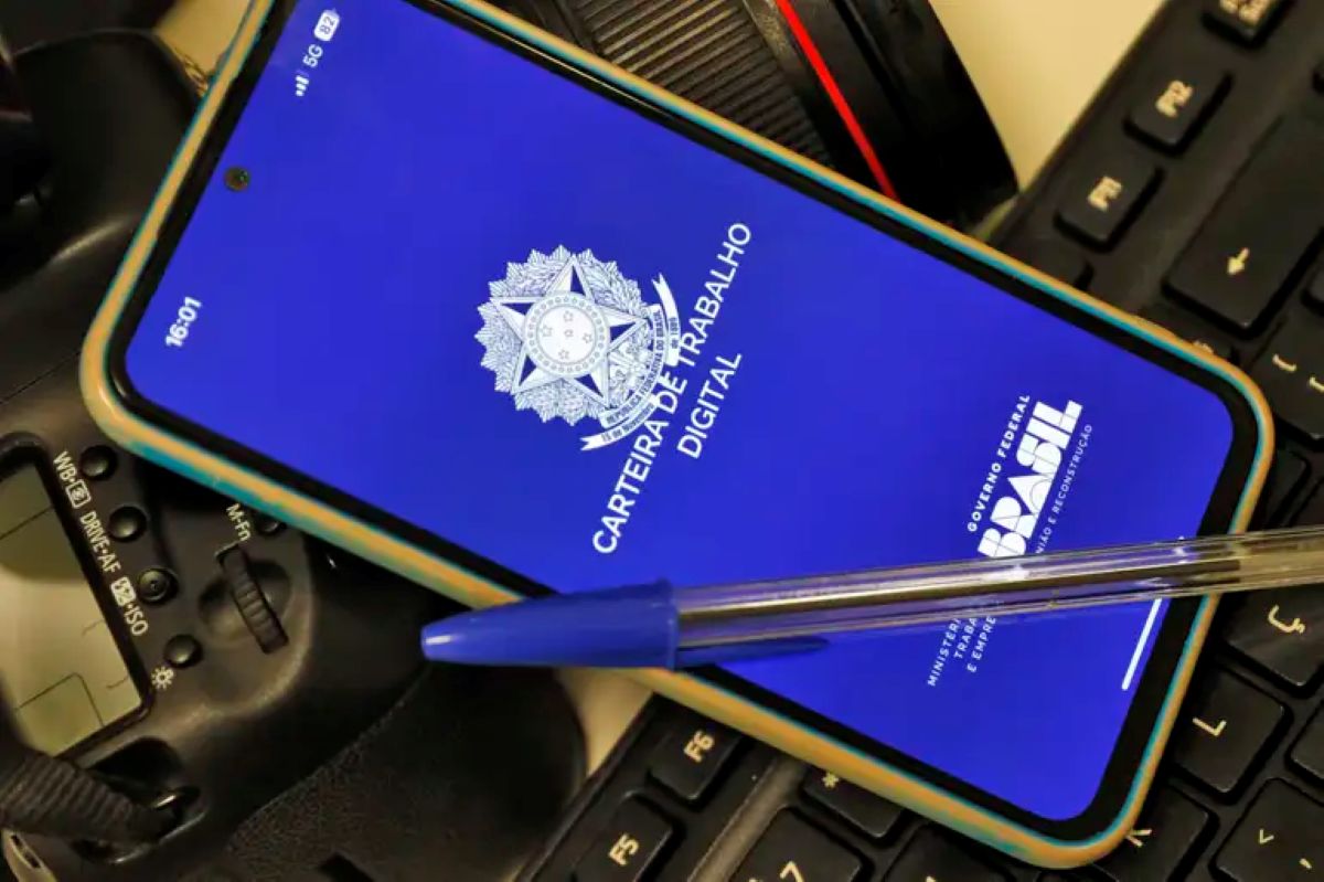 Carteira de Trabalho Digital sendo consultada no celular para verificar direito ao PIS/PASEP