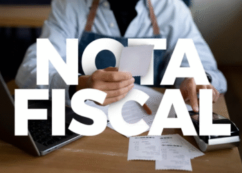 Pessoa segurando uma nota fiscal sobre a mesa, com a frase “Nota Fiscal” em destaque.
