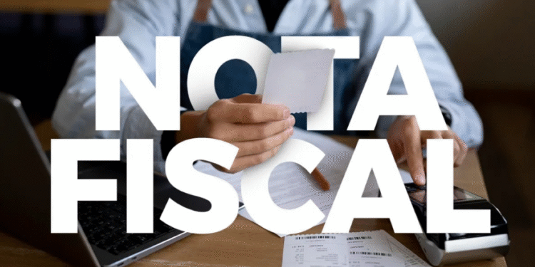Pessoa segurando uma nota fiscal sobre a mesa, com a frase “Nota Fiscal” em destaque.