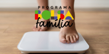 Criança sendo pesada em balança durante ação de saúde destinada às famílias do Bolsa Família.