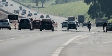 Tráfego intenso em rodovia, simbolizando viagens e planejamento de feriados.