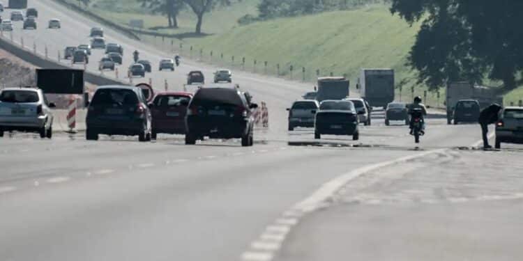 Tráfego intenso em rodovia, simbolizando viagens e planejamento de feriados.