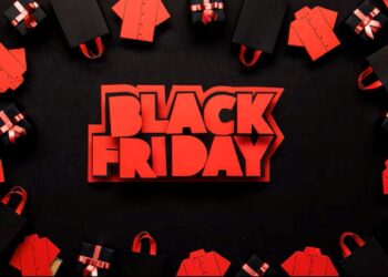 A frase "BLACK FRIDAY" em vermelho sobre fundo preto, cercada por pequenas caixas de presente e sacolas, simbolizando compras e ofertas.