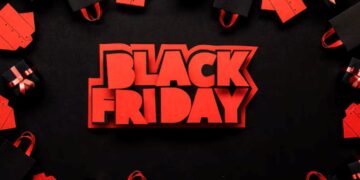 A frase "BLACK FRIDAY" em vermelho sobre fundo preto, cercada por pequenas caixas de presente e sacolas, simbolizando compras e ofertas.