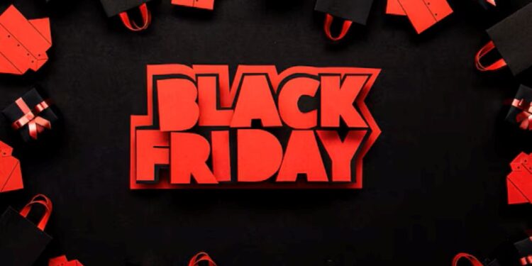 A frase "BLACK FRIDAY" em vermelho sobre fundo preto, cercada por pequenas caixas de presente e sacolas, simbolizando compras e ofertas.