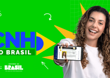 Mulher jovem sorridente segurando um smartphone que exibe a Carteira Nacional de Habilitação digital, com fundo verde e logotipos do Ministério dos Transportes e Governo do Brasil.