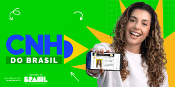 Mulher jovem sorridente segurando um smartphone que exibe a Carteira Nacional de Habilitação digital, com fundo verde e logotipos do Ministério dos Transportes e Governo do Brasil.